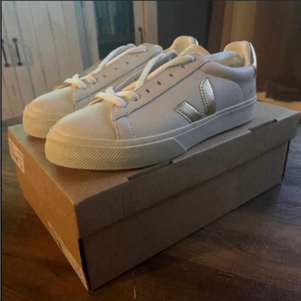 Veja Women’s Nautico Sneakers Size 8
